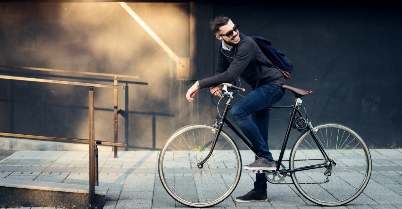 Reifen aufgepumpt und Helm zurechtgerückt - mit dem Rad zur Arbeit