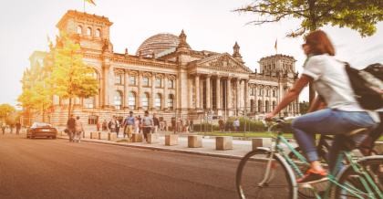 Berlin: Radfahrerin auf Straße