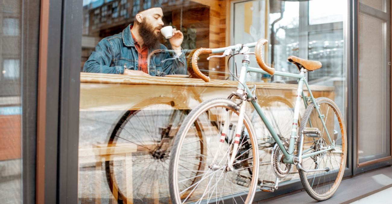 Ein Fahrradanfänger ruht sich von seiner ersten Radtour aus.