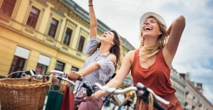 Zwei Frauen freuen sich über die neu entdeckte Route für ihre sommerliche Fahrradtour.