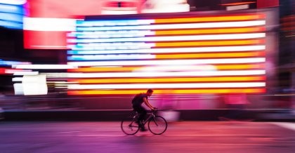 Ein Fahrradfahrer ohne Licht am Fahrrad in der Nacht