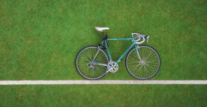 Rahmengröße herausfinden: Ein Fahrrad liegt im Gras und wird anhand einer Linie vermessen.