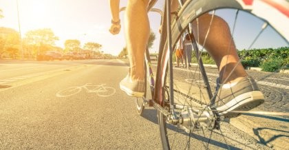 Ein Fahrradfahrer ist auf einem breit ausgebauten Fahrradweg in Berlin unterwegs.