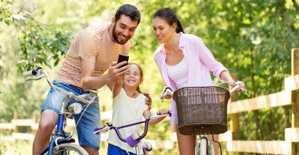 Eine Familie plant ihre Fahrradtour mit einer App für die Routenplanung.