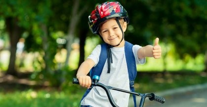 Junge auf Fahrrad mit Daumen nach oben