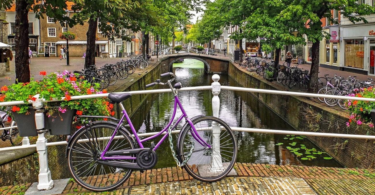 Lilanes Fahrrad auf einer Gracht am Kanal